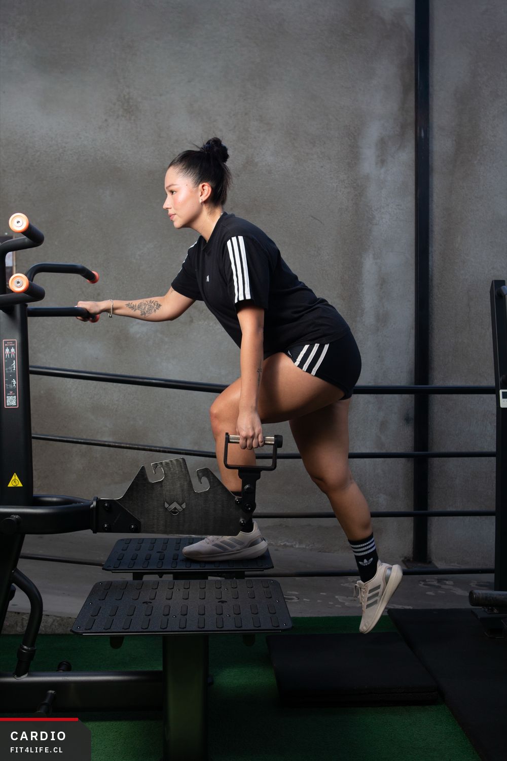Alumna entrenando en la escaladora del centro Fit4Life
