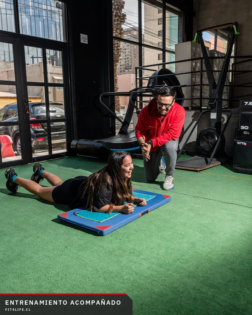 Profesional de Fit4Life acompañando a una alumna en la zona funcional