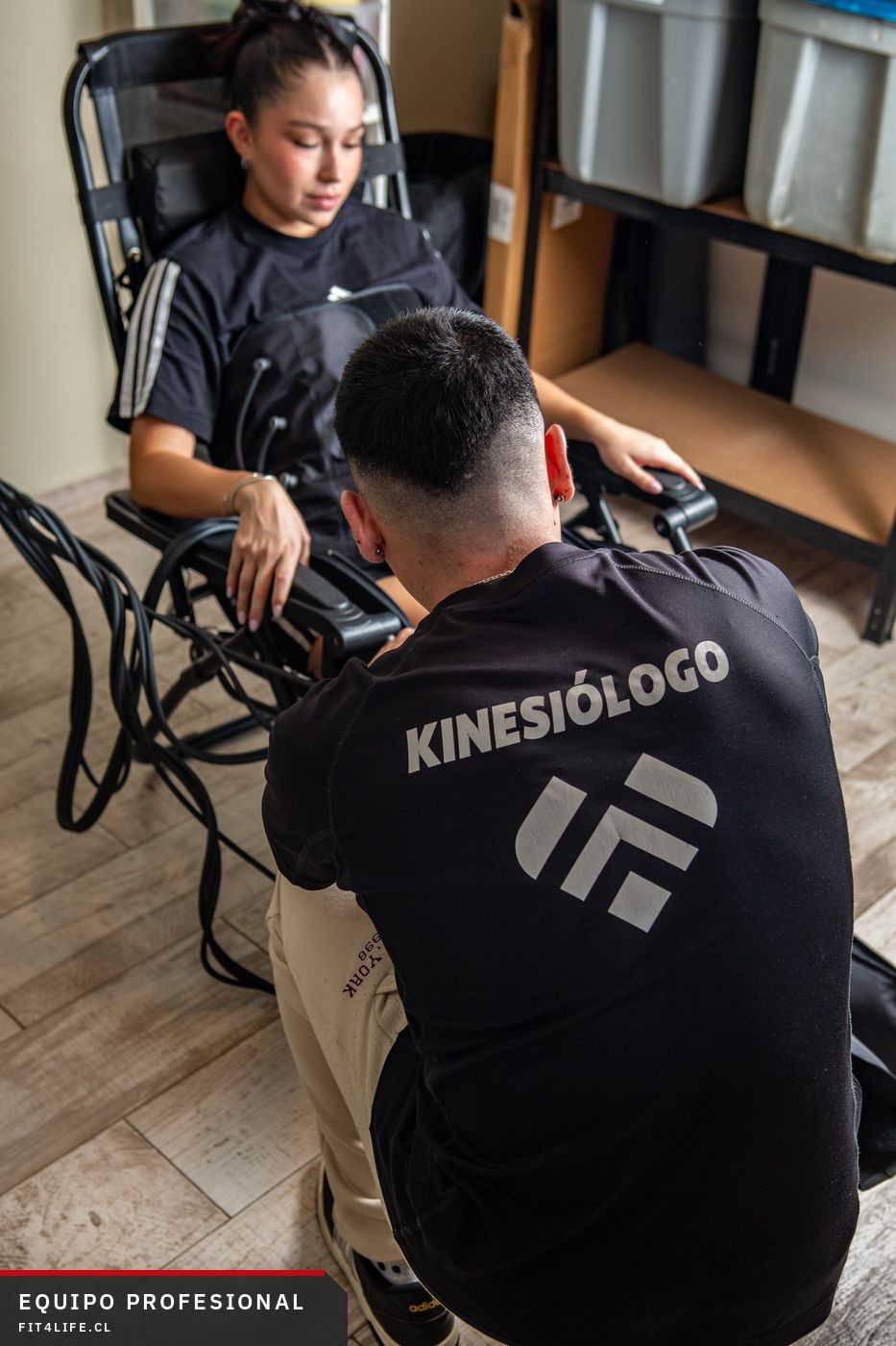 Kinesiólogo de Fit4Life atendiendo a una alumna en el centro